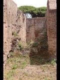 08187 ostia - regio v - via dell'invidioso - edificio (v,iv,3) - nordseite - 3. raum von westen - treppe - 06-2024.jpg